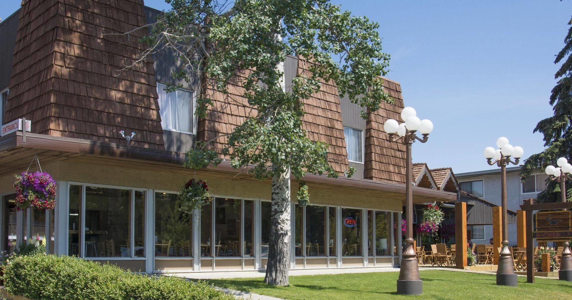 Maligne Lodge *